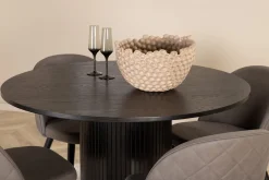 Bianca runt matbord med 4st Velvet matstol