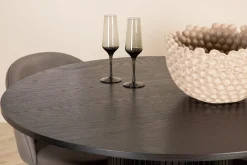 Bianca runt matbord med 4st Velvet matstol