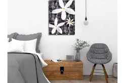 Canvastavla - Blommor i vitt och gult mot en svart bakgrund