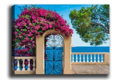Canvastavla - Blomstrande bougainvillea vid en smidesgrind med havsutsikt