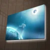 Canvastavla med LED-belysning - Astronaut svävande i rymden över jorden