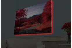 Canvastavla med LED-belysning - Vacker landskapsvy med röda träd och en slingrande väg