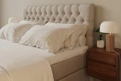 Hilton Lyx Komplett Sängpaket 180x200 cm Kontinentalsäng med knappad sänggavel