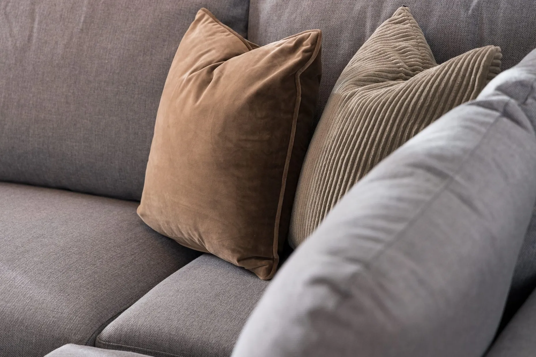 Trend 4-sits Högervänd U-formad Soffa med Divan och Schäslong i Tyg
