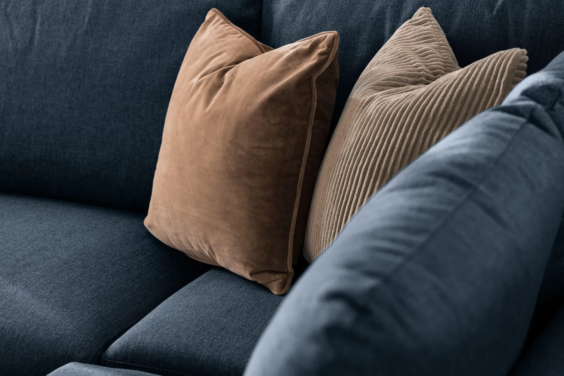 Trend 4-sits Vänstervänd L-formad Schäslongsoffa i Tyg