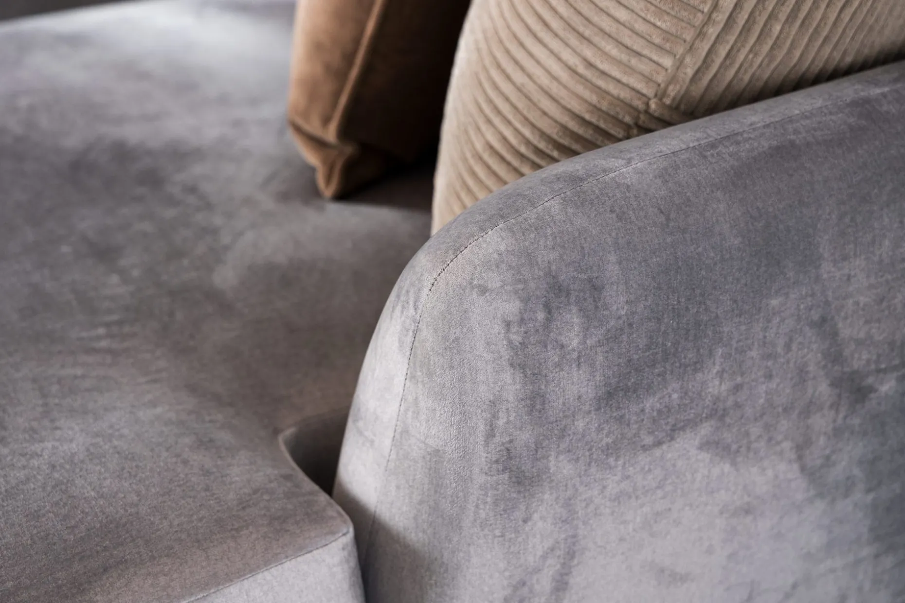 Trend 4-sits Vänstervänd L-formad Schäslongsoffa i Sammet