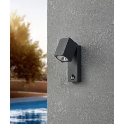 Utvändig vägglampa Sakeda med sensor